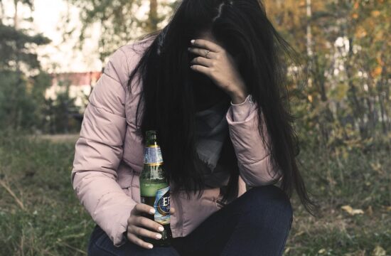 Kobieta z alkoholem/Zdjęcie ilustracyjne